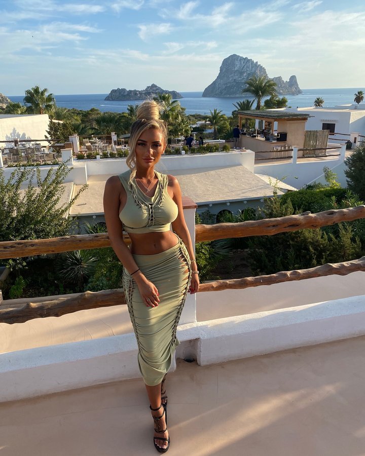 Instagram post by @_kisobella_ for 2bTanned. Caption reads: Soon be back on my favourite 🏝️.