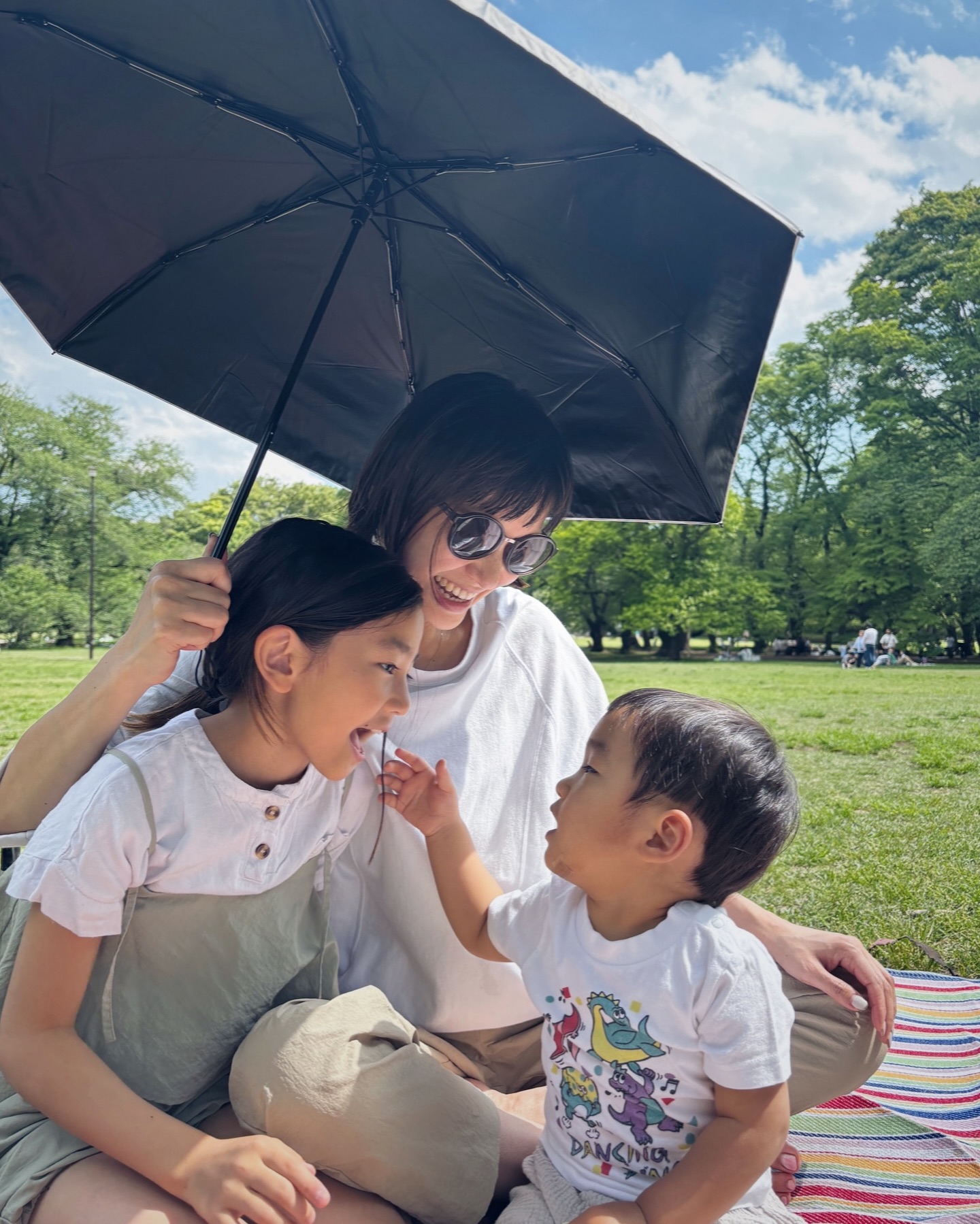Instagram post by @sanakoharada for Waterfront. Caption reads: 公園日和🌳
最近は公園で遊ぶのが楽しくって。
（私はもっぱらお箸持ってレジャーシートの上

走り回....