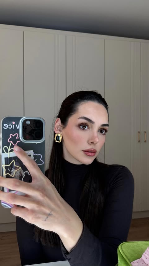Instagram post by @zeynepberdibekk for Missha Türkiye. Caption reads: kızıl kahve göz kalemi>> @thepurestsolutions....