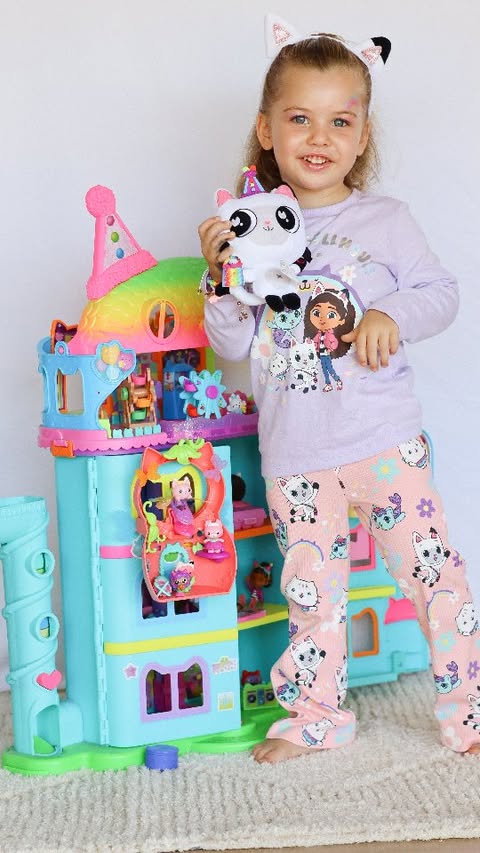 Instagram post by @kaylee_adventures22 for Scholastic. Caption reads: [...] yet? Toys @spinmasterau Books @scholastic_au....