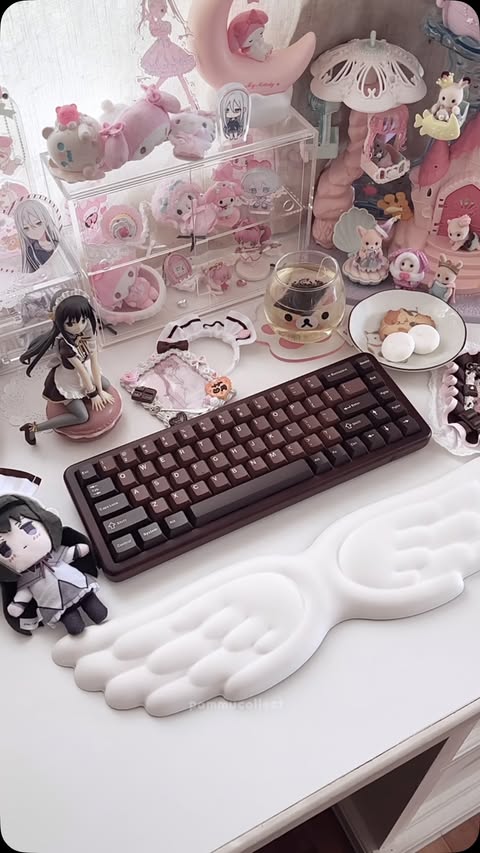 Instagram post by @pammucollect for Yunzii. Caption reads: [...] ݁˖ just got this wood68 keyboard from....