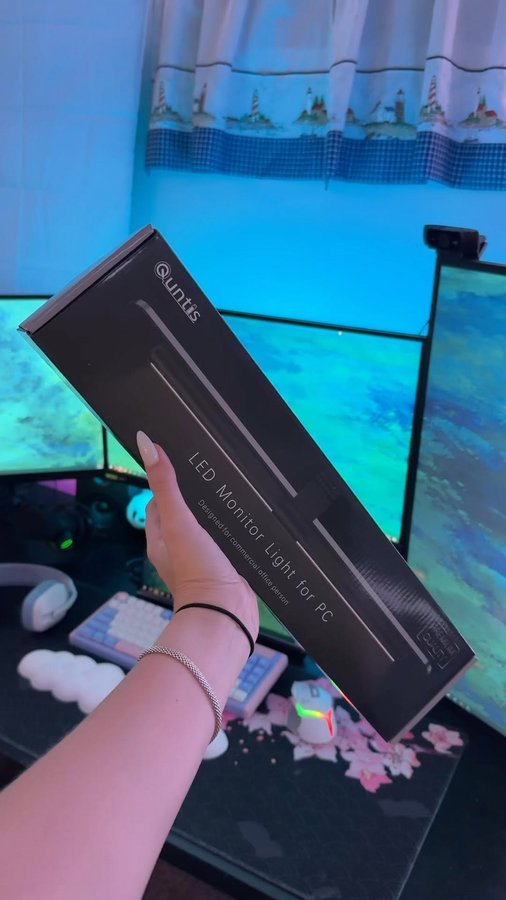 Instagram post by @lindseysznn for Quntis. Caption reads: The quntis monitor light bar ♡ #quntis....