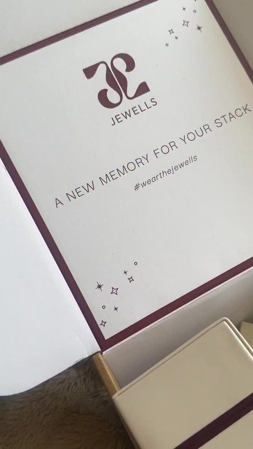 Instagram post by @leah.contentcreator for Jewells. Caption reads: Unbox my @jewellsofficial delivery with me❤️

How....