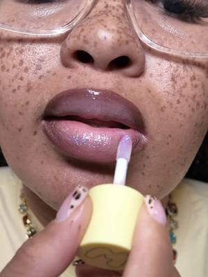 TikTok post by @yeahitsamberrtoo for LAKA. Caption reads: Replying to @90s_ss_mel @Laka US Lip Liner in....