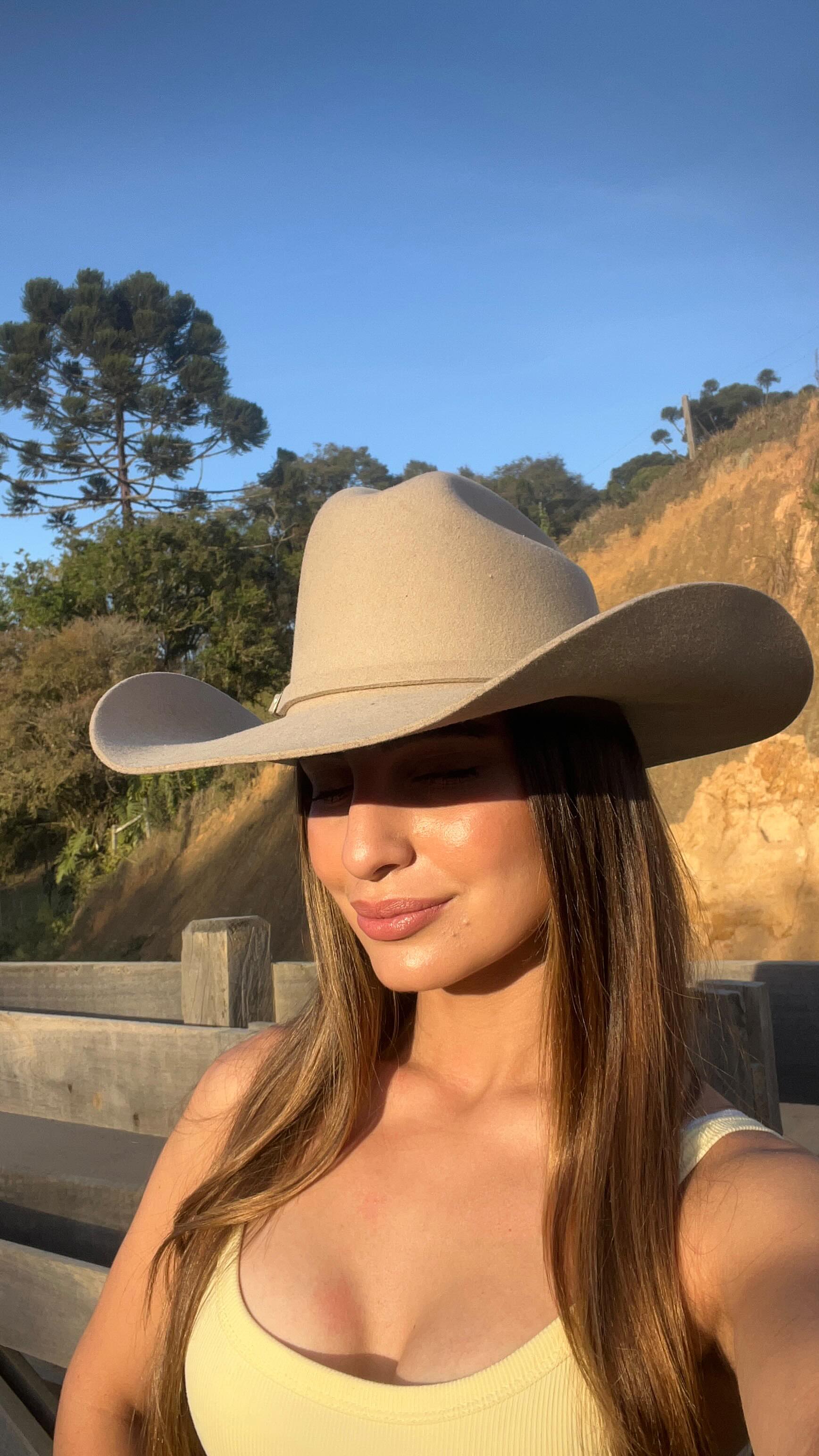 Instagram post by @heloizygomess for Campari. Caption reads: @camparibrasil 

#campari #camparibrasil....