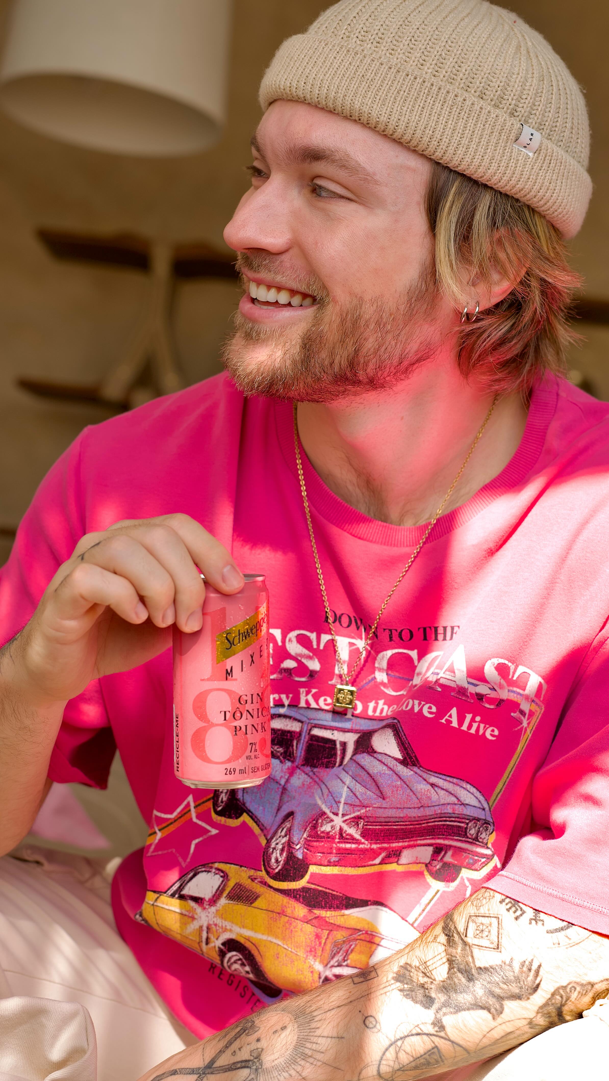 Instagram post by @alepierozan for Schweppes. Caption reads: Me desafiei a fazer um look usando esse tom de....