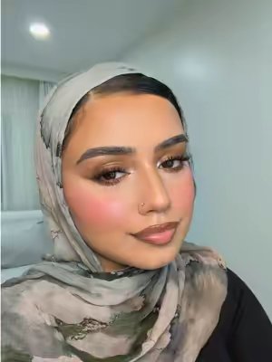 TikTok post by @madebyfatimaa for Lilac St. Caption reads: [...] change a makeup look >>> 🤍✨ @Lilac St.....