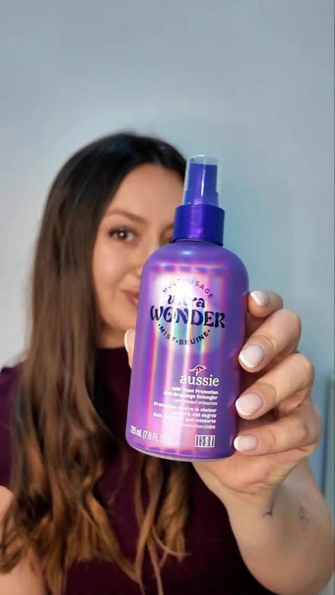 Instagram post by @etunaab for Influenster. Caption reads: [...] Aussie Ultra wonder Daily Mist 🎀💜✨....