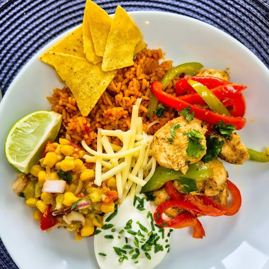 Instagram post by @scrimpy_scottie for JD’s Hot Honey. Caption reads: 🫑 Honey Fajita Bowl 🫑
Ad|Gifted @jdshothoney 

I....