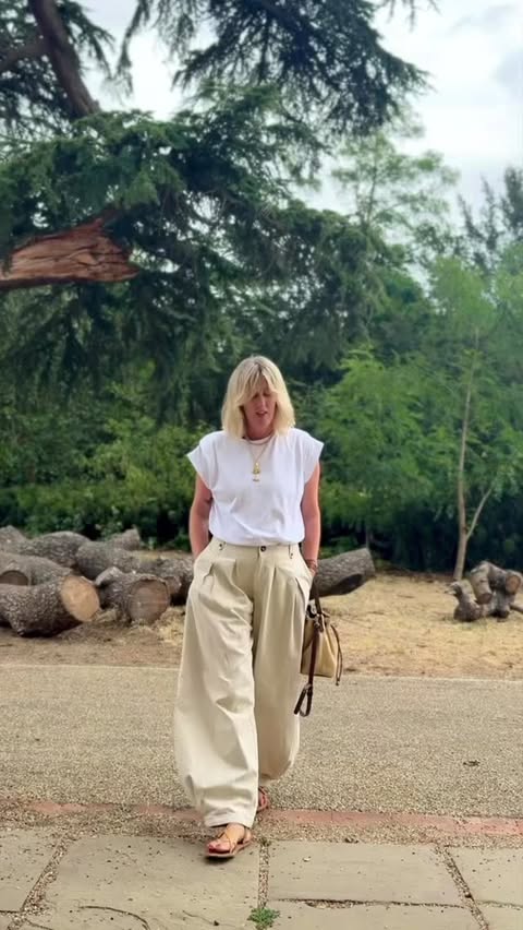 Instagram post by @wearsmymoney for Reiss. Caption reads: [...] @tillysveaas Sandals @amazonfashion Bag....