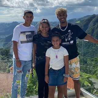 Instagram post by @lindor12bc for SmileDirectClub. Caption reads: Time with the fam is the best. Love these smiles.....