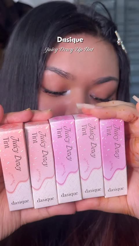 Instagram post by @mal__viin69 for Dasique. Caption reads: [...] glossy lips without feeling sticky 😭✨....