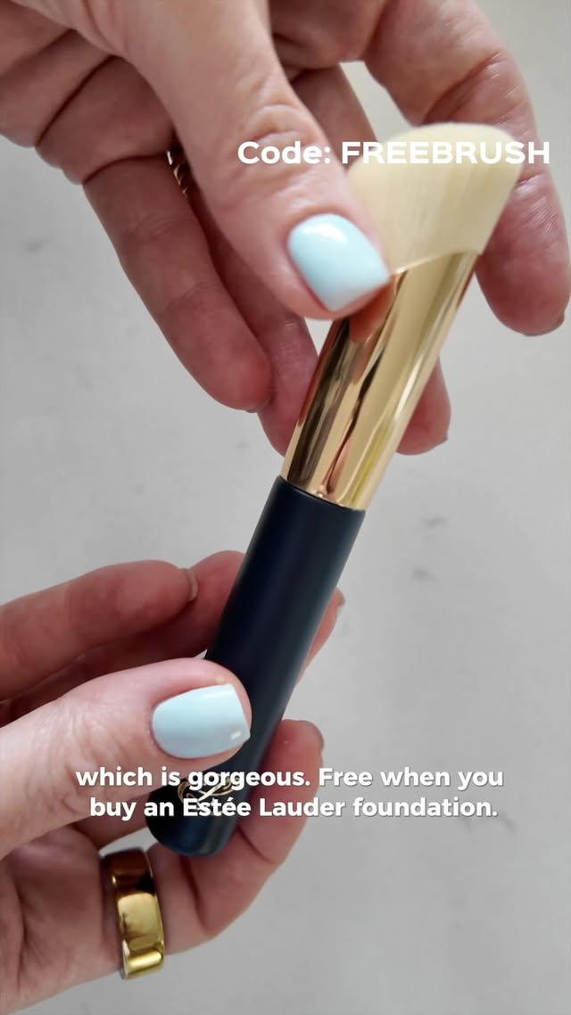 Instagram post by @reallyree for Estée Lauder Argentina. Caption reads: ad-It was the hottest day, I had a train journey....