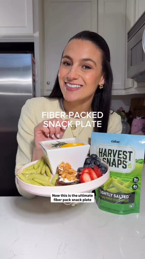 Instagram post by @dietitiancass for Harvest Snaps. Caption reads: [...] A fiber-packed snack plate thanks to....
