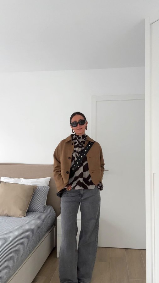 Instagram post by @sabegil for OUTFITBOOK. Caption reads: Lovinnnnnng this outfit 🐻 

Chaqueta & jeans:....