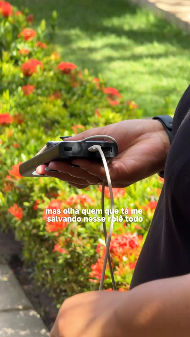 Instagram post by @aprincesatech for Xiaomi. Caption reads: OLHA ESSA POWER BANK 😱🆘 #celular #android....