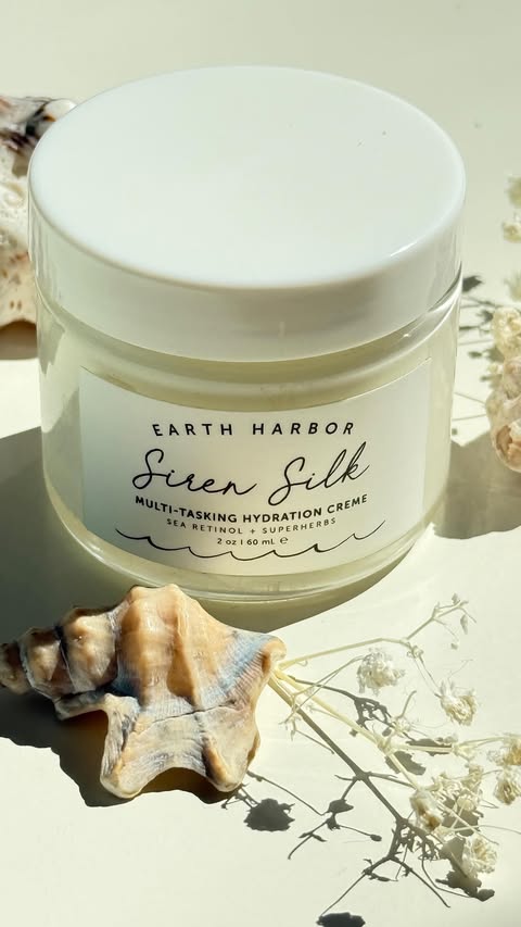 Instagram post by @ladyessegici for Earth Harbor. Caption reads: Siren Silk @earthharbor 🤍 You can use this code....