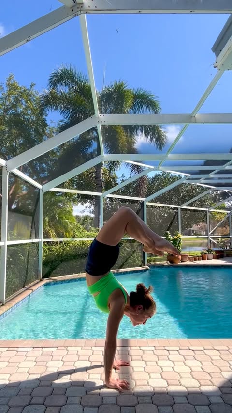 Instagram post by @lauracresciyoga for Alo Yoga. Caption reads: [...] Sponsor: @aloyoga #aloyogachallenge [...].
