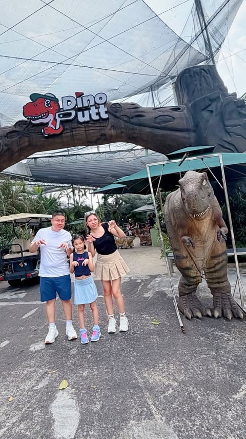 Instagram post by @thewanderingshe for Singapore Travel Specialist by Dirgantara Fasa. Caption reads: If you’re looking for the ultimate family day out,....