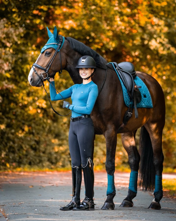 Instagram post by @inleobo for EQUESTRIAN STOCKHOLM. Caption reads: [werbung] Santi in TEAL BLUE 🤩🍁🍂 @esstockholm....
