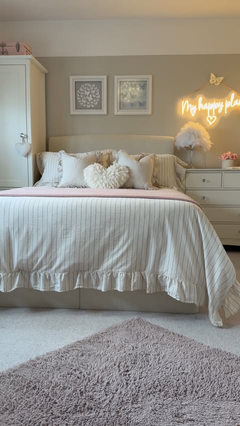 Instagram post by @_myhomeinspo_ for DUSK. Caption reads: [...] storing her knick-knacks. Desk @dusk.com see....
