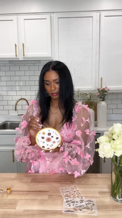 Instagram post by @itsnicolefoster for Paper Source. Caption reads: [...] jump into making luxe home decor with Paper....