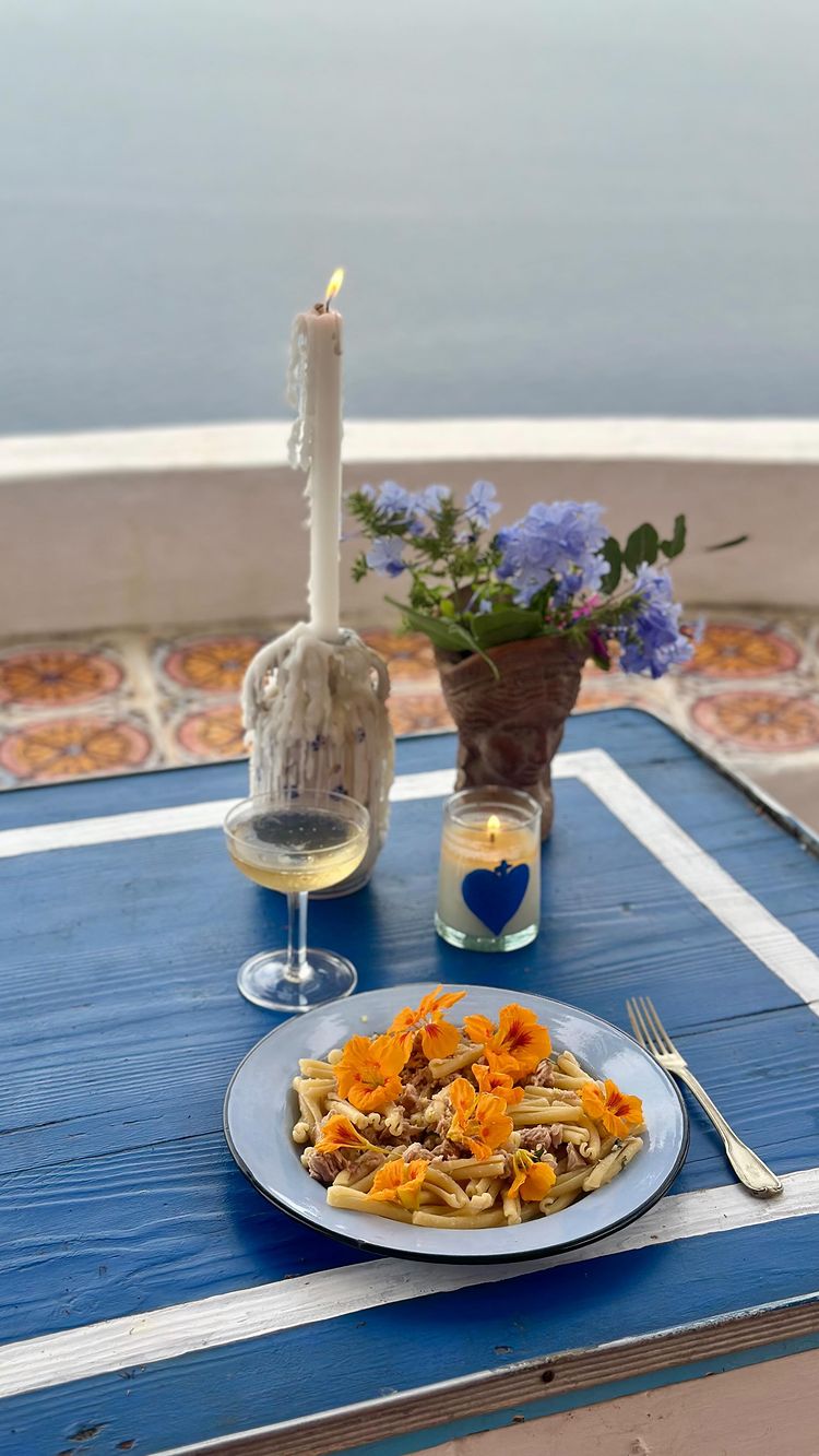 Instagram post by @voiago for italia.it. Caption reads: Nasturzi e champagne.
Niente di più.
Niente di....