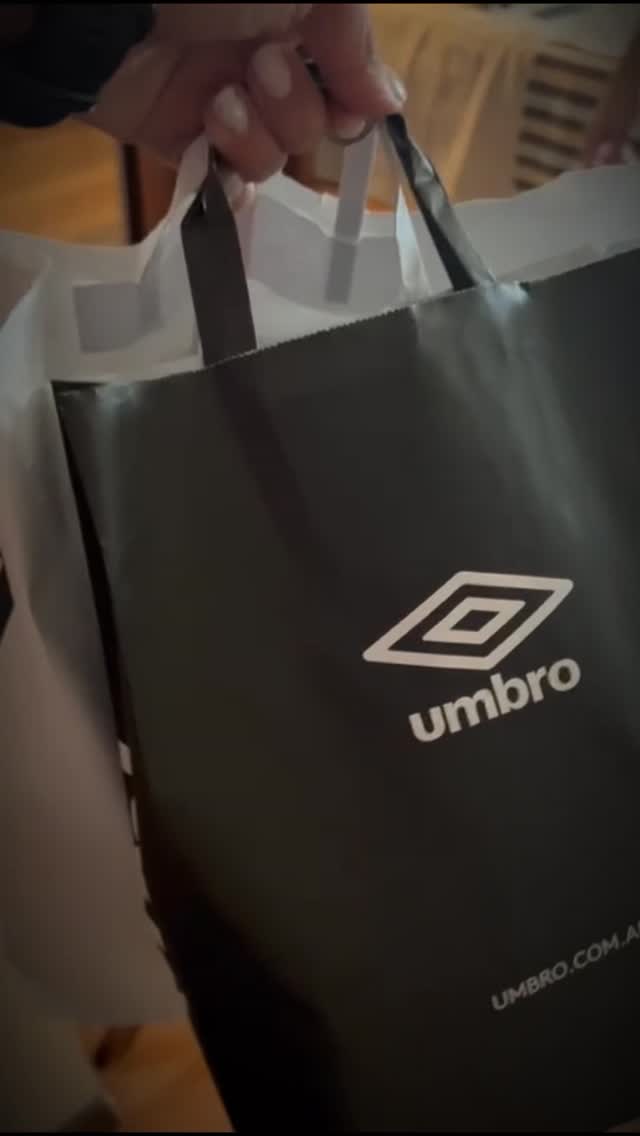 Instagram post by @josueayalaok for Umbro. Caption reads: @umbroargentina #futbol #ropadeportiva.