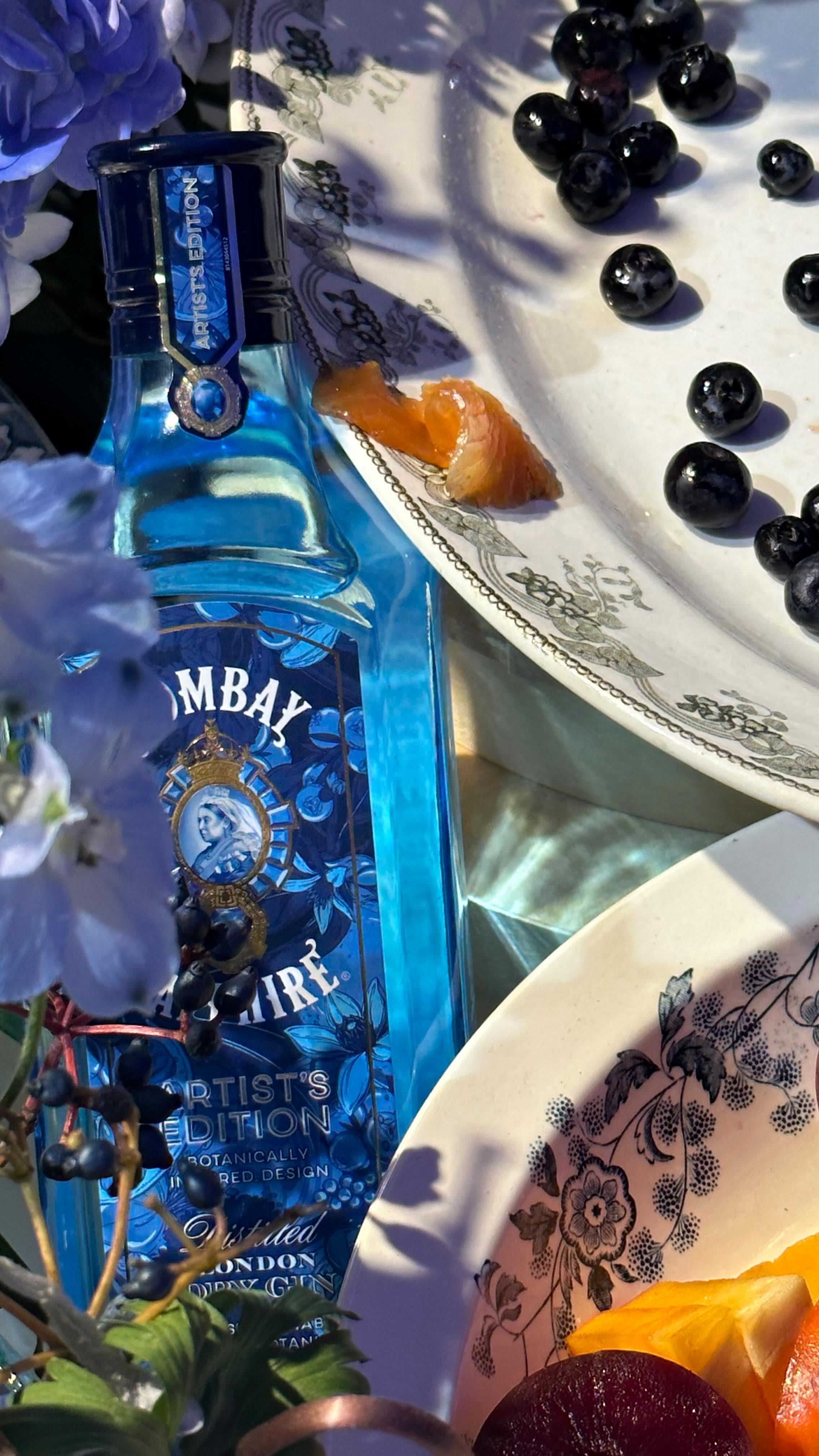 Instagram post by @chloe_brbrs for Bombay Sapphire. Caption reads: À l’occasion de sa nouvelle collaboration créative....