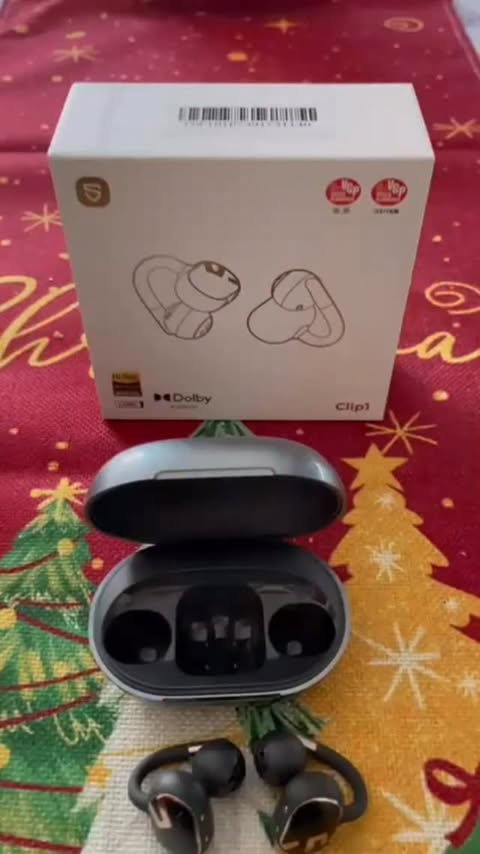 Instagram post by @daniela_vivereunafavola for SOUNDPEATS. Caption reads: [...] Auricolari Clip1 Earbuds di....