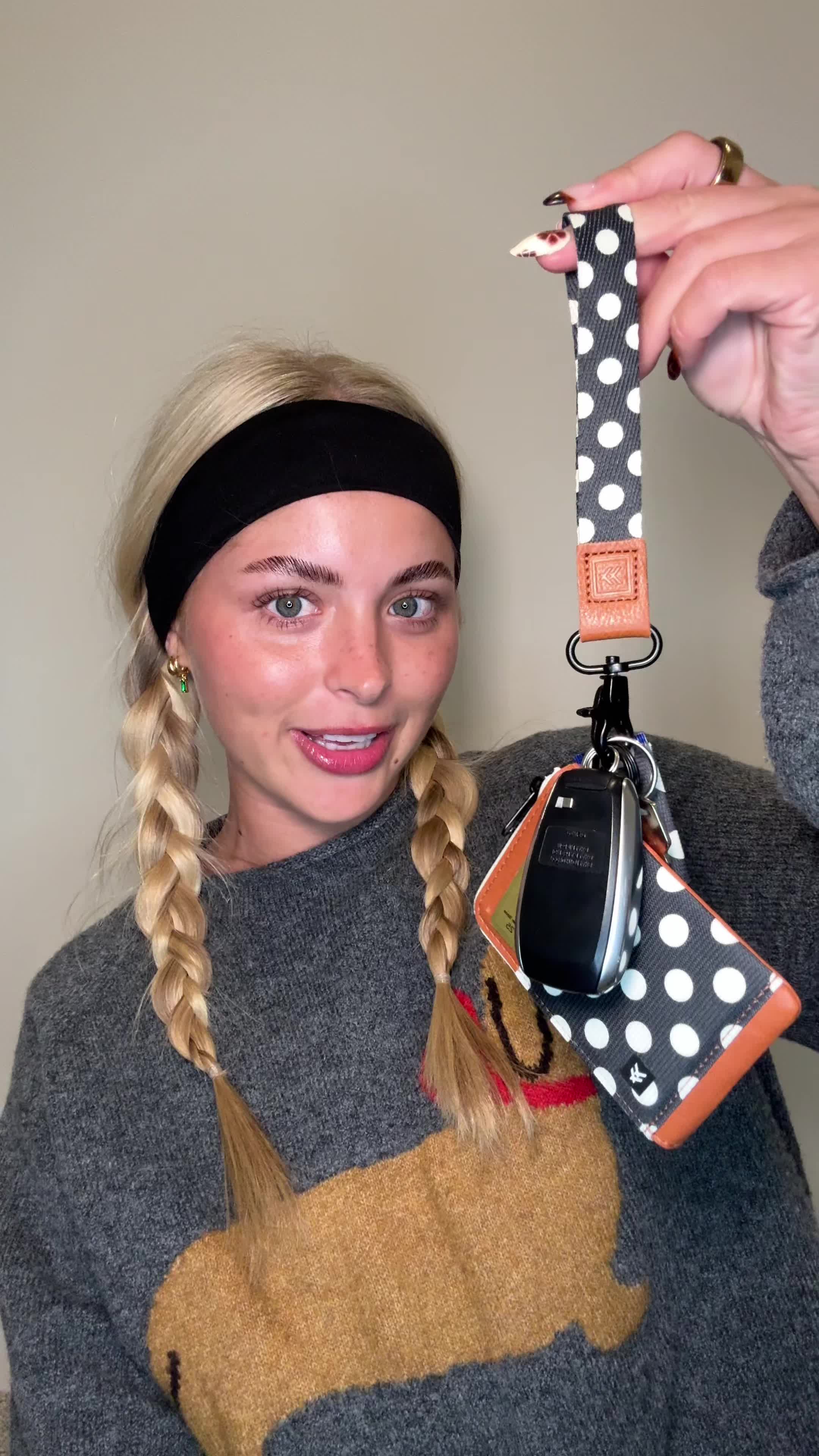 TikTok post by @savannahhurd_ for Thread Wallets. Caption reads: [...] what she was doing! shop my fav @Thread....