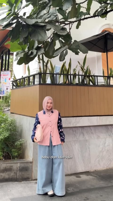 Instagram post by @hanifiayn for Levoit. Caption reads: asliii akhir tahun ini bener-bener darderdor....