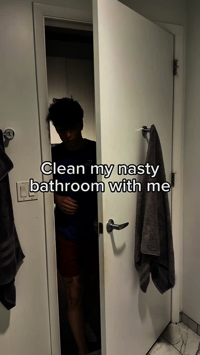 Instagram post by @andrewsdailyday for O-cedar. Caption reads: #ad Clean my bathroom with me + O-Cedar H2prO....