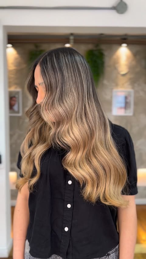 Instagram post by @jhanestrada8 for Wella. Caption reads: #balayage DIMENSIONAL en tono rubio dorado TÉCNICA....