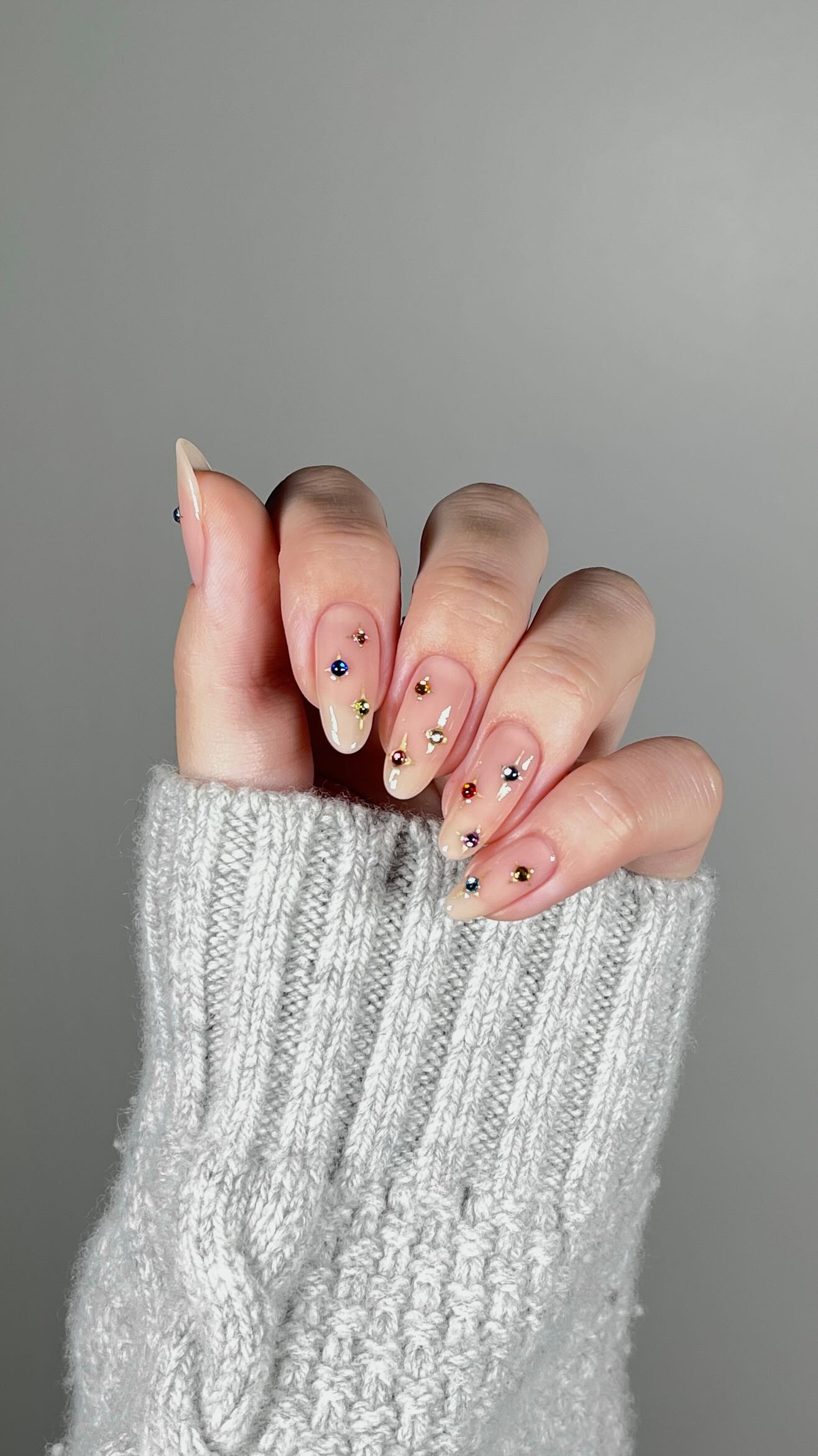 Instagram post by @heajiheaji for Caitlyn Minimalist. Caption reads: bejeweled stars nails✨👑💎

luvvv seeing all the....