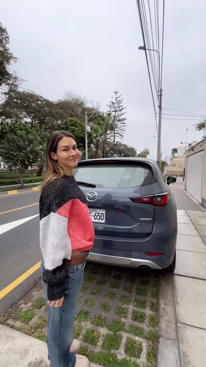 Instagram post by @anahidec for Mazda. Caption reads: Últimamente me la paso en casa o yendo a controles....