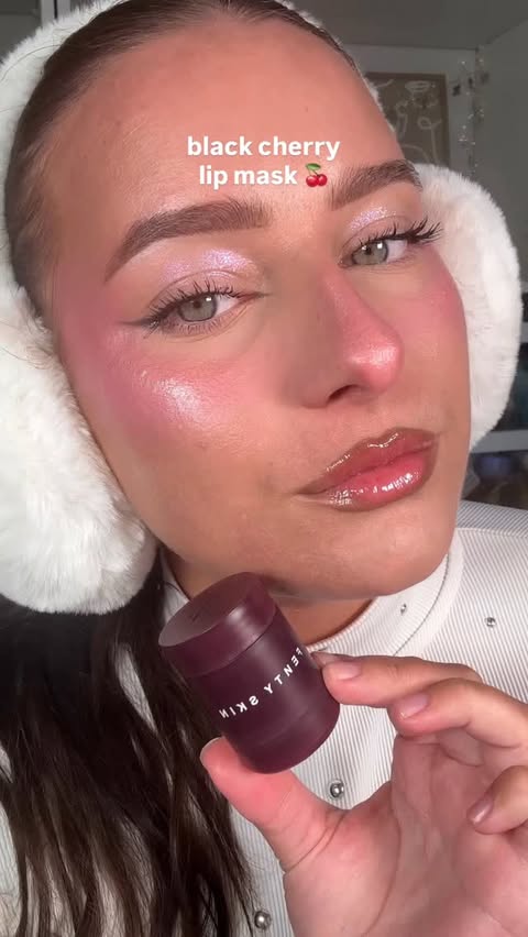 Instagram post by @klaudiasilakowska for FENTY SKIN. Caption reads: fav lip mask 🫦

@fentyskin plush puddin - black....
