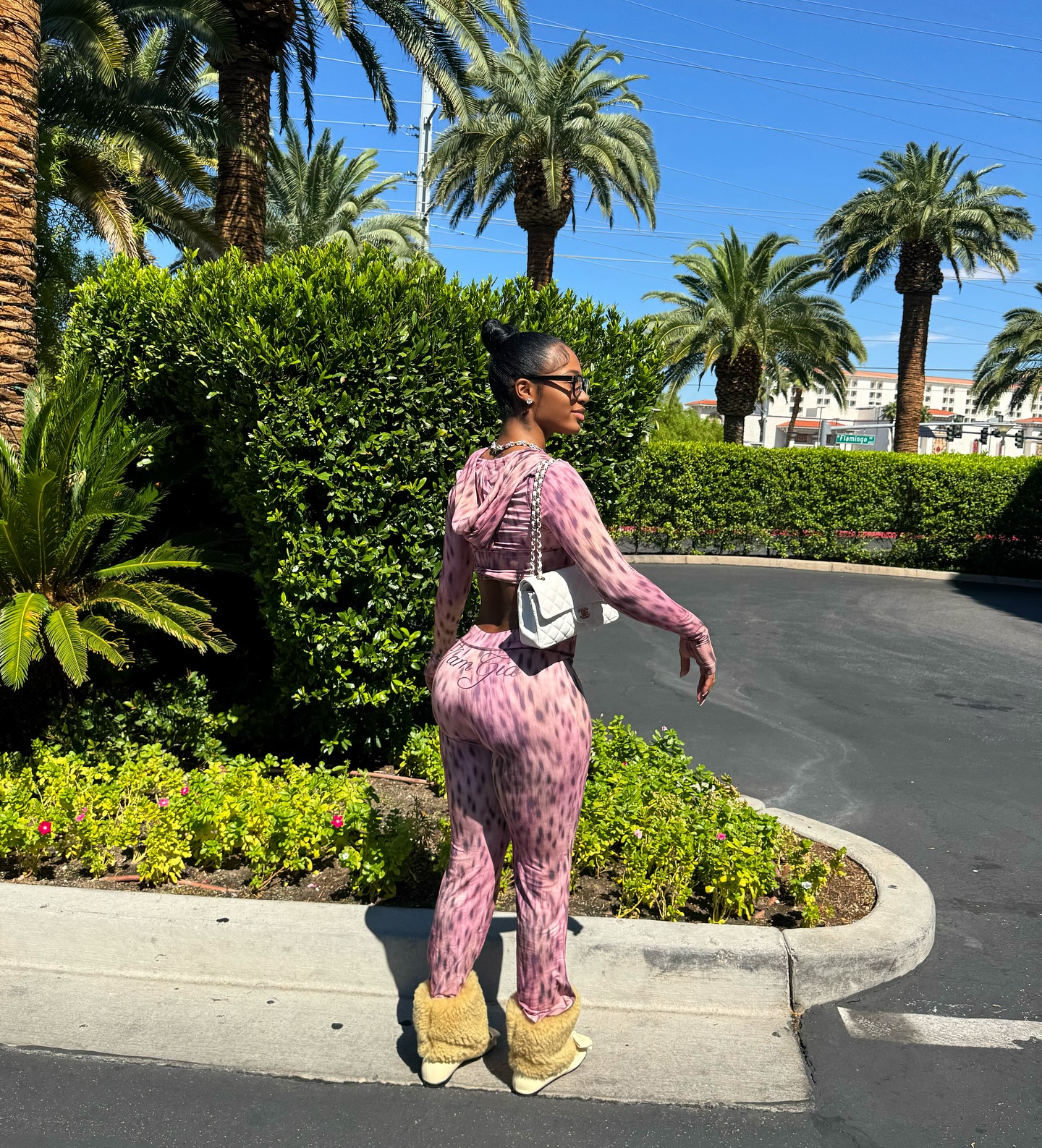 Instagram post by @1dessdior for IAMGIA. Caption reads: pinky on the brain 💕

@iamgia 💅🏽.