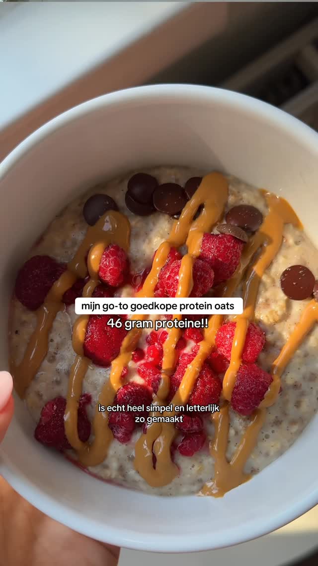 Instagram post by @saraverwoerd for Vitakruid. Caption reads: Mijn everyday fav breakfast!!!😍🍌🍓🍨

Wat heb je....