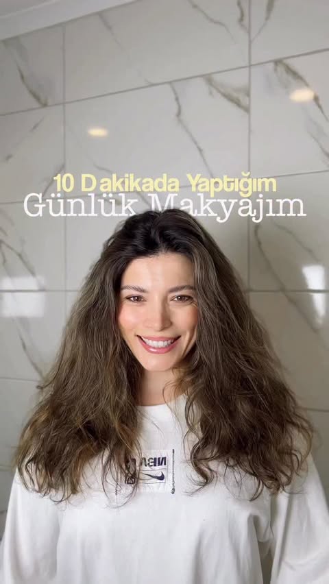 Instagram post by @hazalsseref for Maybelline New York Türkiye. Caption reads: messy girl saçlarımla alandayım 🦦 Kullandığım....