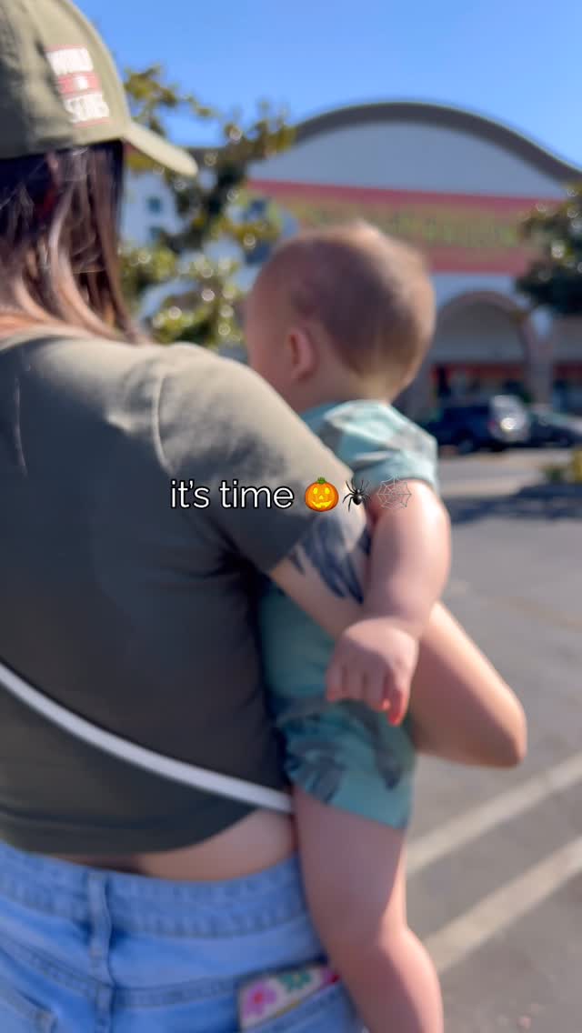 Instagram post by @mymoodstyle_ for Spirit Halloween. Caption reads: [...] love the months ending in -ber 🎃 |....