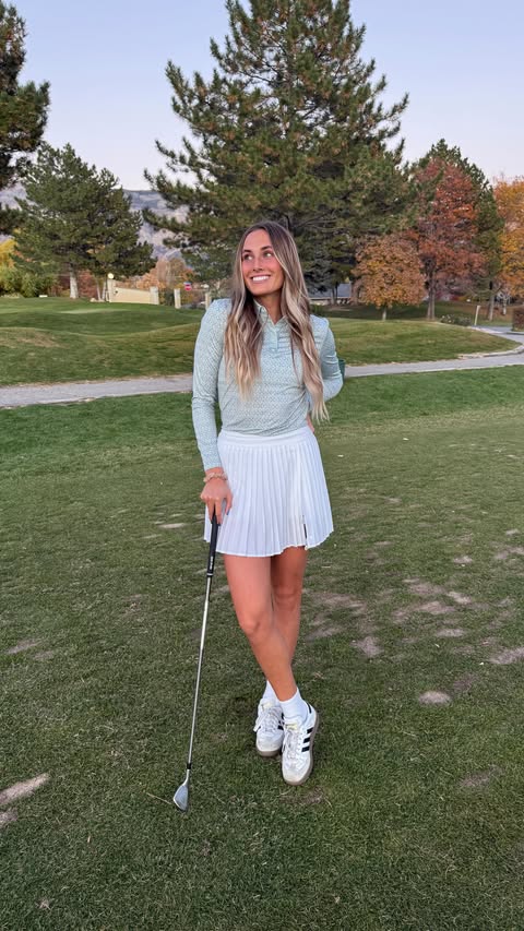 Instagram post by @brynnbischoffgolf for Badbirdiegolf. Caption reads: [...] one 😉 Start your Christmas gifting....