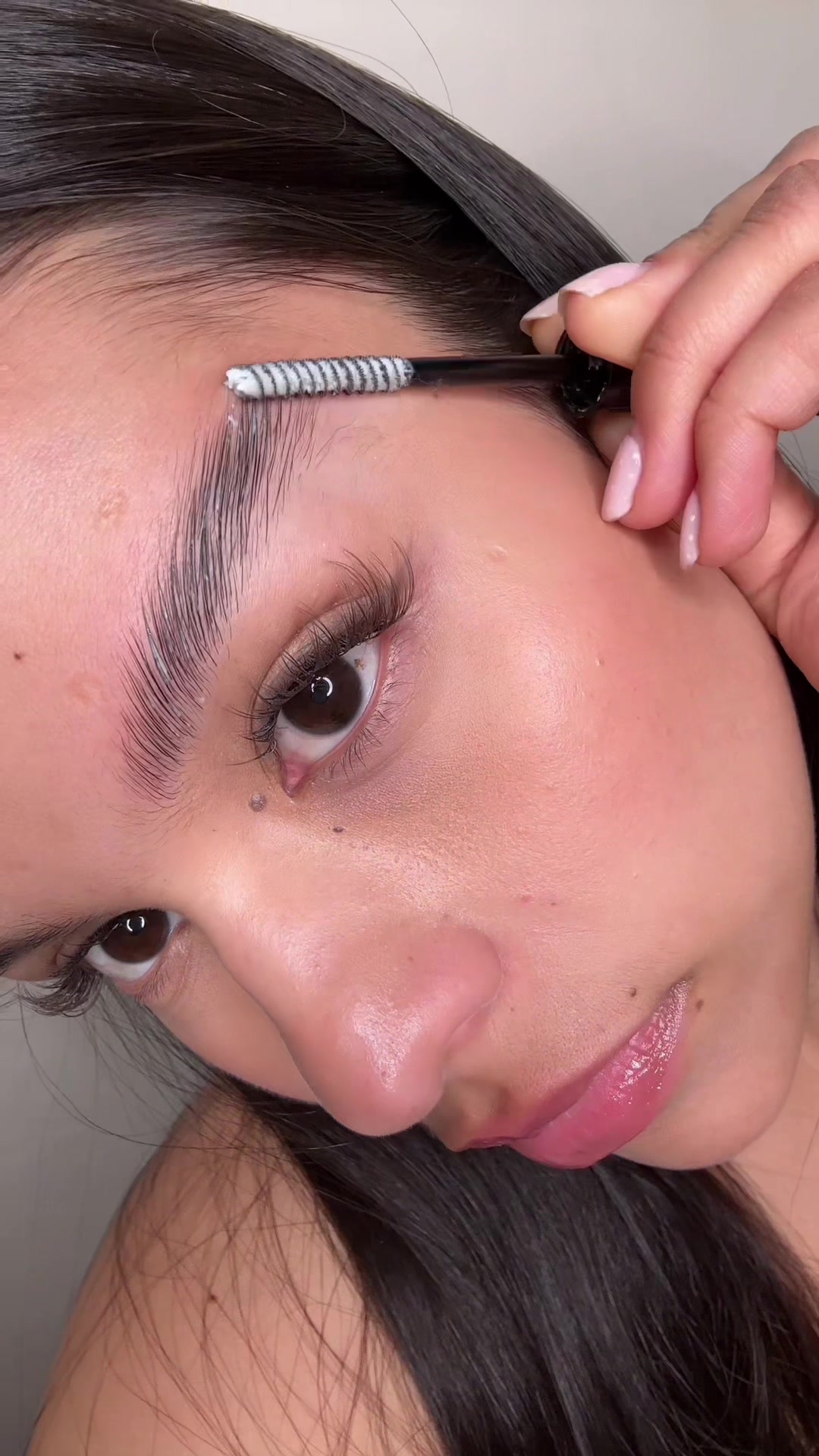 TikTok post by @delacruzmariely for HECI Beauty Makeup. Caption reads: [...] #creatorsearchinsights ||@HECI Beauty Makeup.