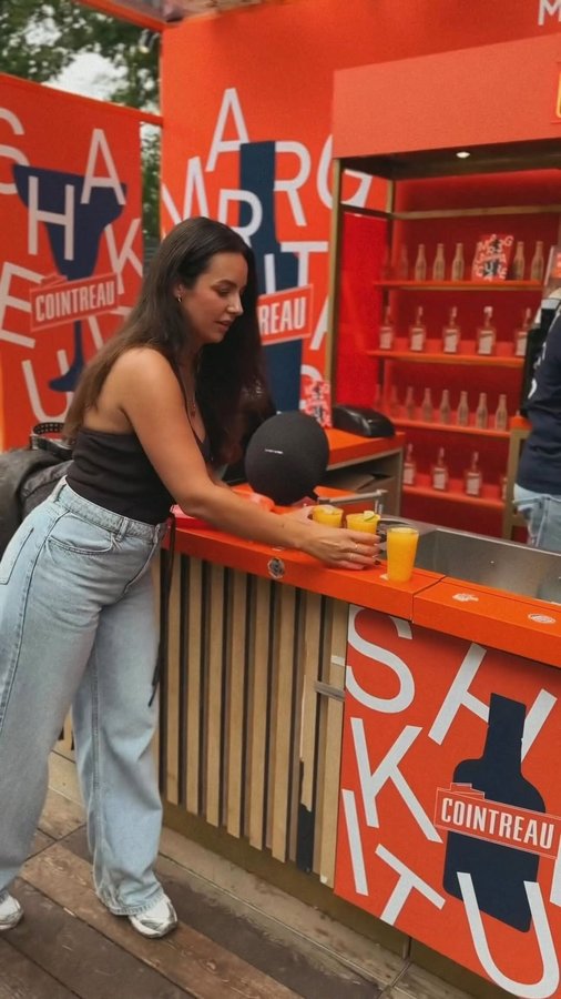 Instagram post by @paulientilstra for Cointreau. Caption reads: Na 2 jaar weer op een festival staan, who this? 👀....