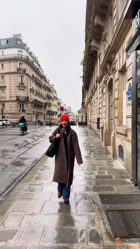 Instagram post by @iamsoldana for reMarkable. Caption reads: [...] typing, helping creativity flow 🧠💭....