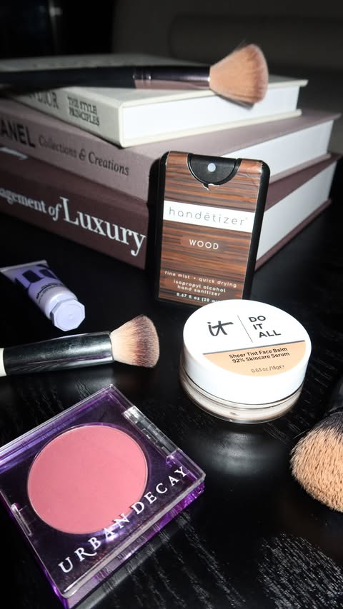 Instagram post by @knotreallytwins for IT Cosmetics. Caption reads: [...] with @urbandecaycosmetics & @itcosmetics ......