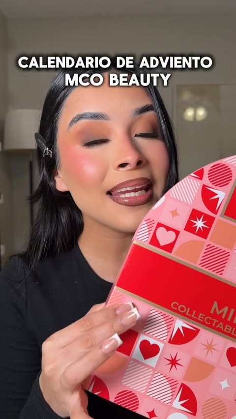 Instagram post by @makeupbyrosangel for MCoBeauty. Caption reads: Calendario de adviento de @mcobeauty_us, que te....