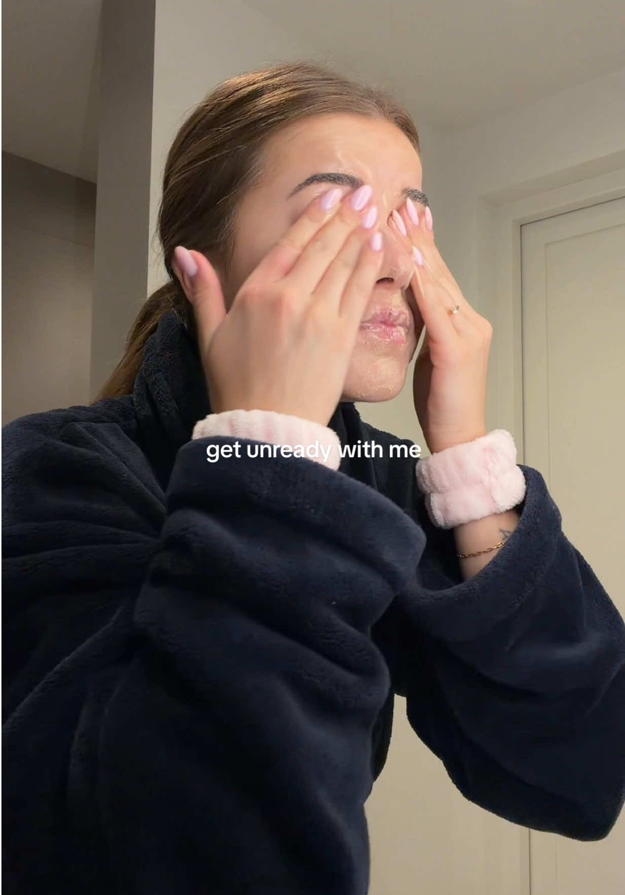 TikTok post by @jadeanna for Clay And Glow. Caption reads: [...] is MOISTURIZED for the flight ✈️💘 @Clay And....