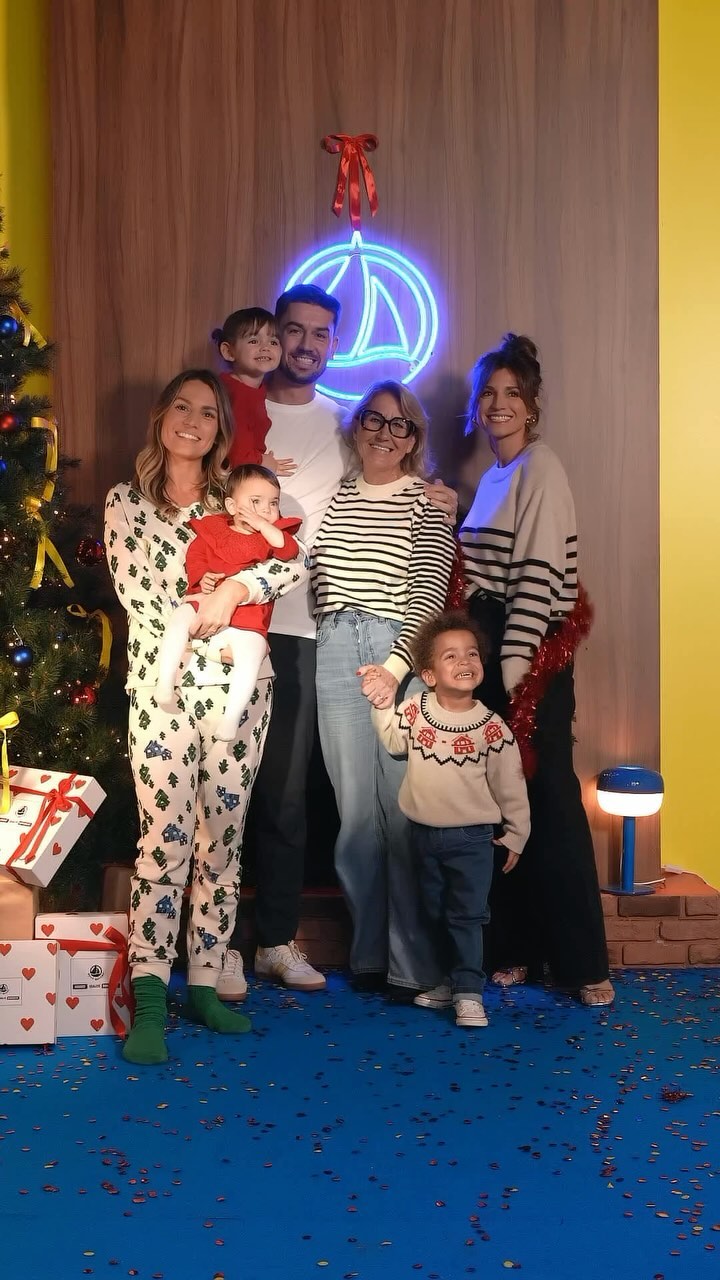 Instagram post by @jibgodet for Petit Bateau. Caption reads: Parce qu’on est jamais trop beaux en @petitbateau....