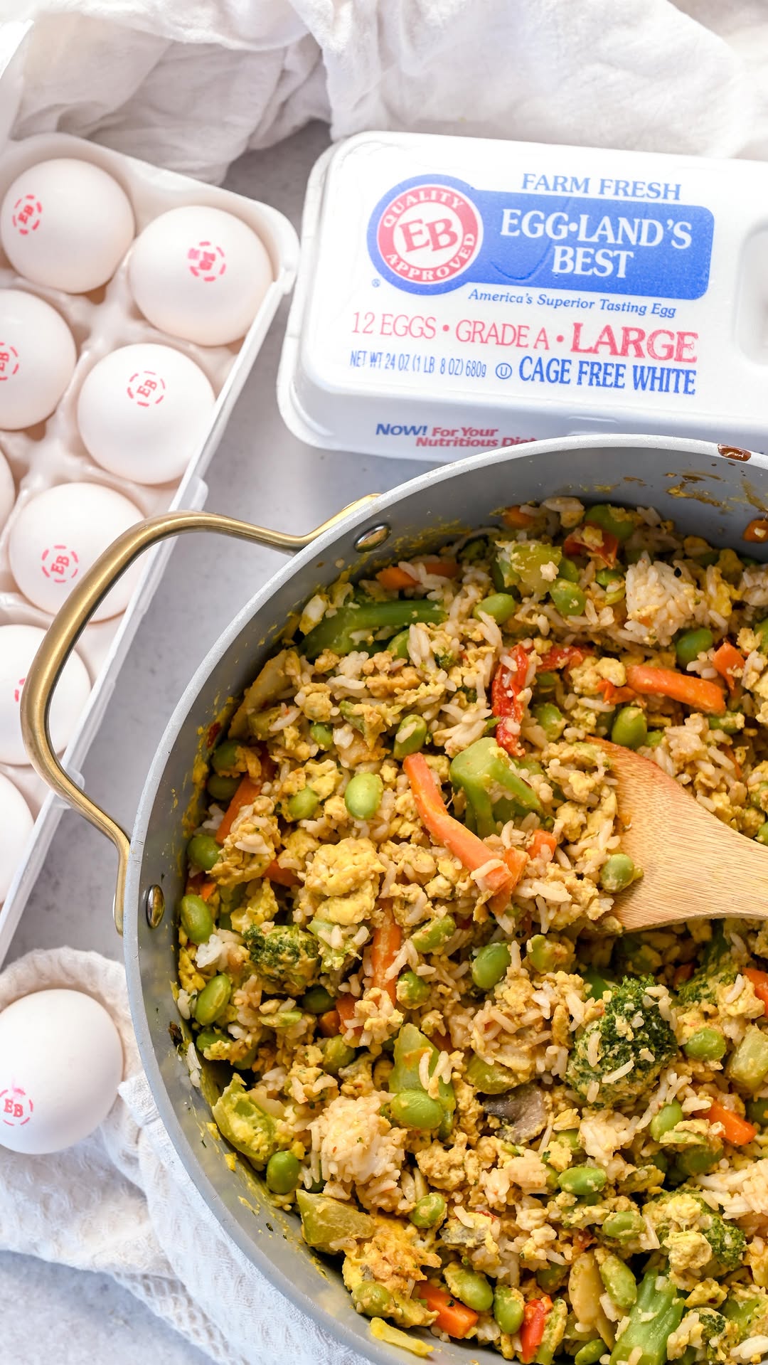 Instagram post by @cookathomemomma for Eggland's Best. Caption reads: #ad @mommafitlyndsey’s 15-Minute Egg Fried Rice....